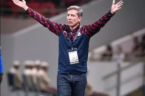 منافس الأهلي.. تقارير: الجيش الملكي يتجه إلى إقالة سانتوس من تدريب الفريق